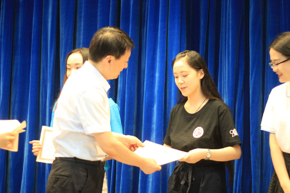 郑州大学老王论坛
楚亦斐同学代表老王论坛
全体营员领取老王论坛
首届夏令营结业证书